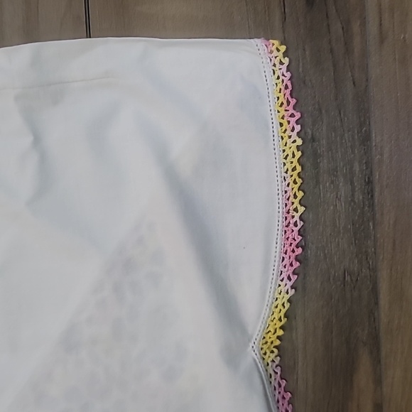 Vintage handmade white pillowcases with white yellow pink doilies tatting added - Picture 9 of 11